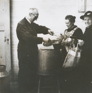 876775 Afbeelding van het opscheppen van eten, in meegebrachte pannen voor twee Wijk C-bewoonsters, op de buitenplaats ...